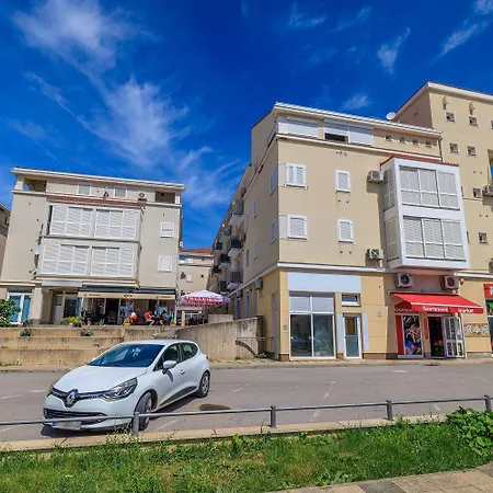 Modernes Nur 150 Meter Zum Mit Privatparkplatz, Balkon, Waeschetrockner Novi Vinodolski
