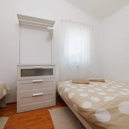 Apartment Modernes Nur 150 Meter Zum Mit Privatparkplatz, Balkon, Waeschetrockner