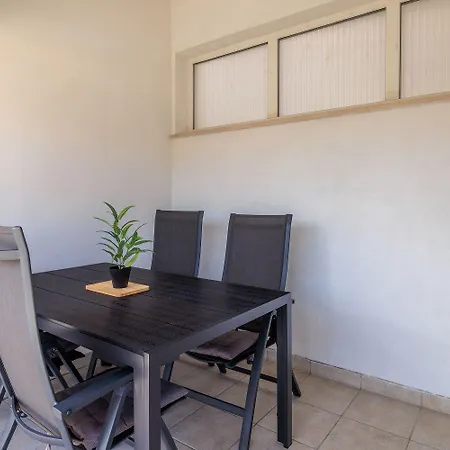 Apartment Modernes Nur 150 Meter Zum Mit Privatparkplatz, Balkon, Waeschetrockner
