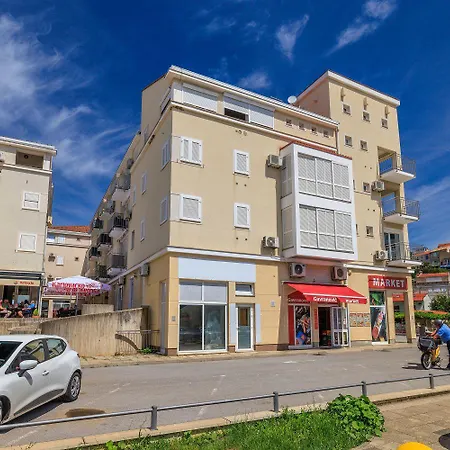 Modernes Nur 150 Meter Zum Mit Privatparkplatz, Balkon, Waeschetrockner Apartment