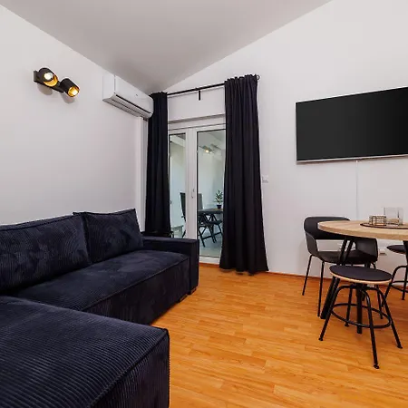 Apartment Modernes Nur 150 Meter Zum Mit Privatparkplatz, Balkon, Waeschetrockner *