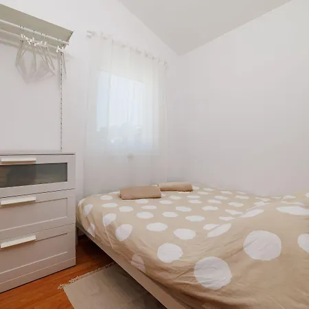 Modernes Nur 150 Meter Zum Mit Privatparkplatz, Balkon, Waeschetrockner Apartment Novi Vinodolski
